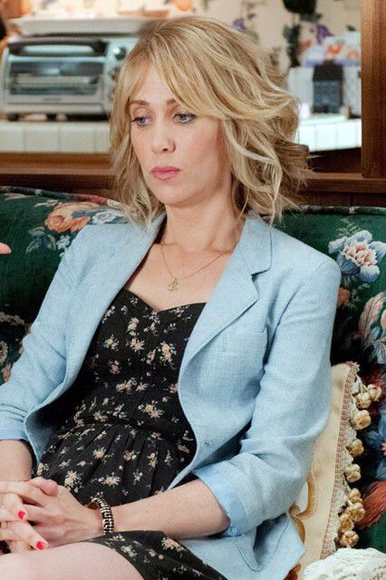 kristin wiig + bridesmaids movie + sundress + blazer Kristen Wig Short Hair, Kristen Wiig Hair, Kristen Wiig Bridesmaids, Kristen Wig, Kristin Wiig, Bridesmaids Movie, Leo Sun, Wavy Bob Haircuts, Quarter Life Crisis