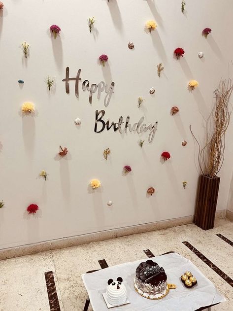 Simple Photo Booth Backdrop, Simple 22 Birthday Decorations, Simple Bday Decorations At Home, Earthy Birthday Party Decor, Photo Wall Birthday Party, Simple Birthday Backdrop Ideas, Birthday Decorations For Mom, Simple Birthday Backdrop, Birthday Costume Party