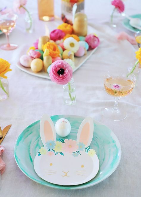 Kid Easter Bunny Brunch or Dinner Party - A Bubbly Life Easter Dinner Party, Bunny Brunch, Easy Easter Brunch, Décoration Baby Shower, Easter Egg Decorating Kits, Bunny Theme, Bunny Birthday Party, Easter Party Ideas, Bunny Plates