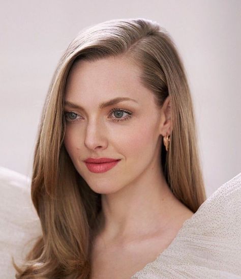 Amanda Seyfried Wedding, Amanda Seyfried Hair, Reference Portrait, Bad Makeup, Blonde Hair Looks, Amanda Seyfried, Wedding Hair And Makeup, Bridal Makeup, Wedding Makeup