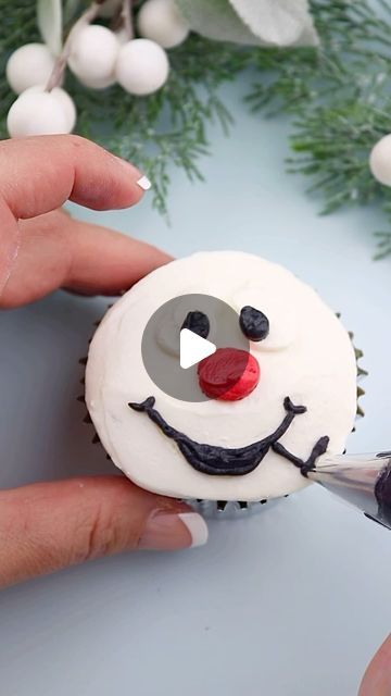 Erin | Caker & Content Creator | Point Pleasant, NJ on Instagram: "Frosty the snowman cupcakes ⛄️ made with buttercream and an @oreo hat 🎩 
❄️
❄️
#cupcake #cupcakes #cupcakedecorating #snowman #buttercream #cupcakevideo #cupcakesofinstagram #cake #cakes #cakedecorating #holidaybaking #bakersofinstagram #easybaking #pipingtechniques #christmas #christmascake #christmasdecor" Cupcakes For Men, Cupcake Videos, Snowman Cupcakes, Piping Techniques, Frosty The Snowman, Point Pleasant, Christmas Dessert, Frosty The Snowmen, Christmas Cupcakes