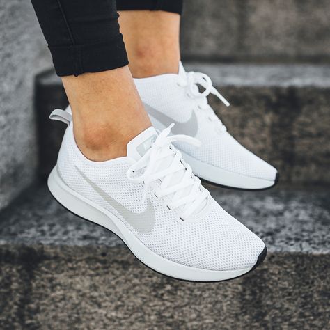 White Nike Shoes Womens, Kasut Pengantin, White Nike Tennis Shoes, Tennis Shoe Outfits Summer, Touched By An Angel, Tennis Shoes Outfit, White Nike Shoes, White Tennis Shoes, Nike Tennis Shoes