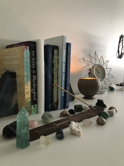 Crystal Room, Crystal Vibes, Crystal Aesthetic, Spiritual Crystals, Pretty Rocks, Mia 3, Dreamy Room, Witch Aesthetic, Rose Quartz Gemstone