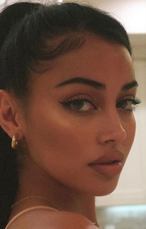 Perfect Jawline, Rhinoplasty Nose Jobs, Job Inspiration, Pretty Nose, Perfect Nose, Facial Fillers, Makeup For Black Skin, Chat With Friends, Cindy Kimberly