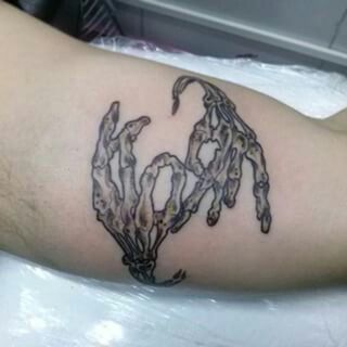 Korn Tattoo Ideas, Skeleton Hands Tattoo, Metalhead Tattoos, Tool Band Tattoo, System Of A Down Tattoo, Korn Tattoo, 31 Tattoo, Slipknot Tattoo, Music Sleeve