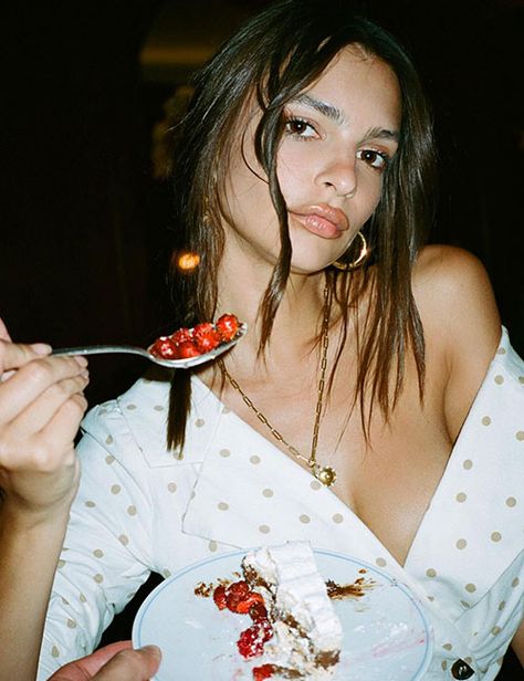 This Is What Emily Ratajkowski Does To Get That Toned Body Emrata Instagram, Emily Ratajkowski Outfits, Tomato Girl, Teal Eyes, Coastal Grandmother, Verge Girl, Girl Trends, Female Empowerment, Sleek Ponytail