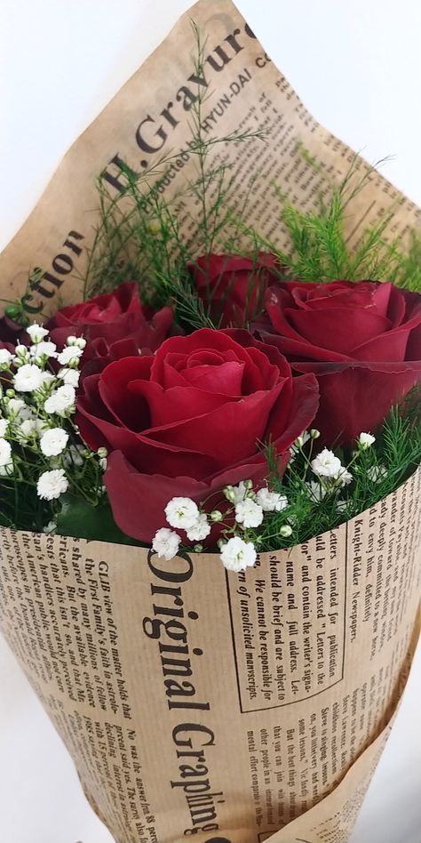 Newspaper Flower Bouquet, Red Newspaper, Flowers Roses Red, Newspaper Flowers, Bouquet Roses, Red Rose Bouquet, Paper Bouquet, Roses Red, Flower Bucket