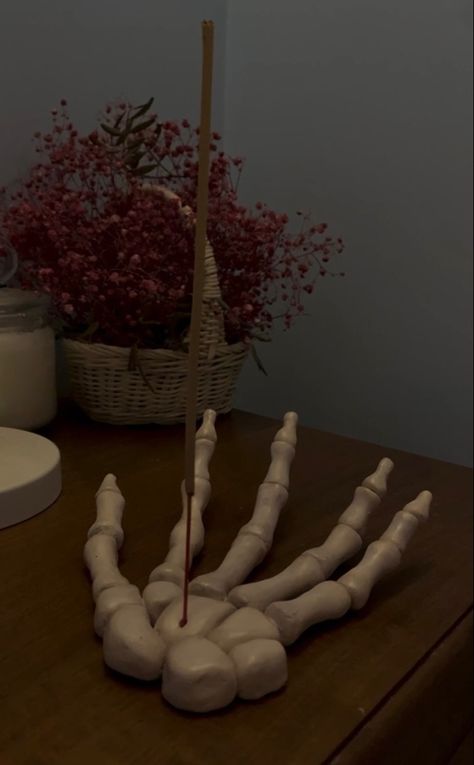 Diy Crystal Skeleton Hand, Air Dry Clay Skeleton, Clay Skeleton Hand, Clay Bones Sculpture, Skeleton Polymer Clay, Skeleton Ceramics, Skeleton Clay, Clay Skeleton Sculpture, Clay Bones