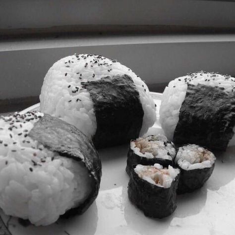 Black Food, Japan Aesthetic, Think Food, Aesthetic Japan, Gray Aesthetic, Korean Aesthetic, Foto Art, Japanese Aesthetic, Black And White Aesthetic