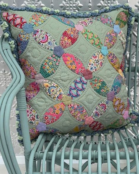 Elsie Gray’s Scrap Patchwork, Pantry Garage, Quilted Pillows, Small Quilt Projects, Patchwork Diy, Applique Cushions, Patchwork Inspiration, Dresden Plate Quilt, Pillow Slip Covers