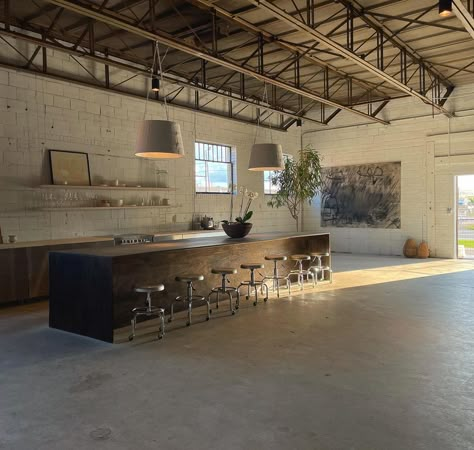 Office Studio Design, William Mclure, Loft Warehouse, Warehouse Kitchen, Furniture Aesthetic, Italian Kitchen Design, Texas Kitchen, Office Showroom, Kalk Bay