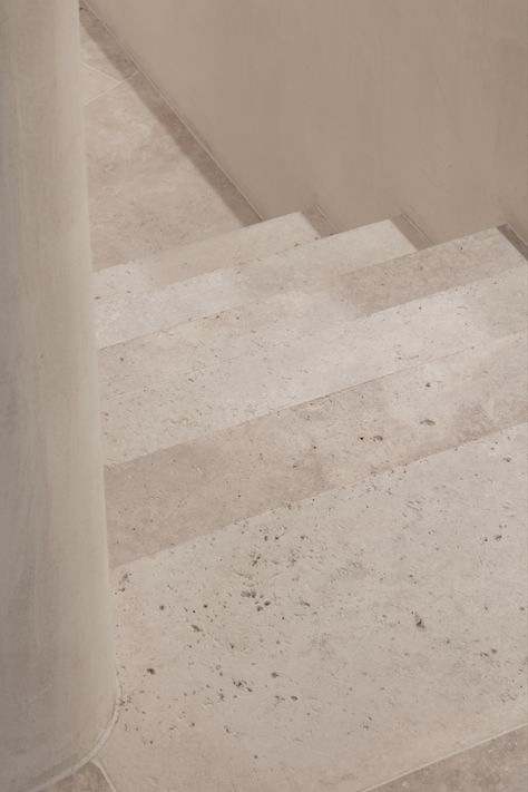 𝗕𝗿𝗮𝗰𝗵𝗼𝘁 - 𝗧𝗿𝗮𝘃𝗲𝗿𝘁𝗶𝗻𝗲 - 𝗡𝗼𝗰𝗲 Travertine is a type of limestone formed from lime in hot springs. Therefore, many types of travertine originate from southern countries. For years, this natural stone has been a popular material for interior design projects. Noce is a 
beige compact limestone ("travertine") with "cloud-shaped" structure due to typical pore structure. The surface presents small openings that may or may not be filled. © Espace 9, Knokke, Belgium, Valerie Clarysse Travertine Cladding, Lime Stone, Travertine Stairs Indoor, Travertino Wall, Travertine Herringbone, Travertine Building, Travertine Stairs, Ivory Travertine, Travertine Floors