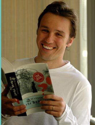 Author Markus Zusak (The Book Thief). <-------YEAH KEEP SMILING MARKUS YOU KNOW WHAT YOU DID (cries in corner overwhelmed with emotion) Liesel Meminger, I Am The Messenger, Geoffrey Rush, Celebrities Reading, Book Burning, Emily Watson, Picnic At Hanging Rock, Book Thief, Hanging Rock