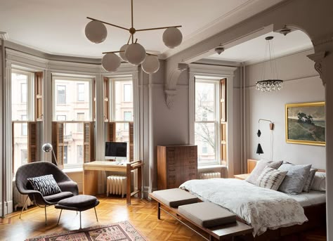 Brownstone Bedroom, Ny Townhouse, Parisian Style Home, Brownstone Interiors, Nyc Brownstone, Brownstone Homes, New York Brownstone, Nyc Townhouse, Townhouse Interior