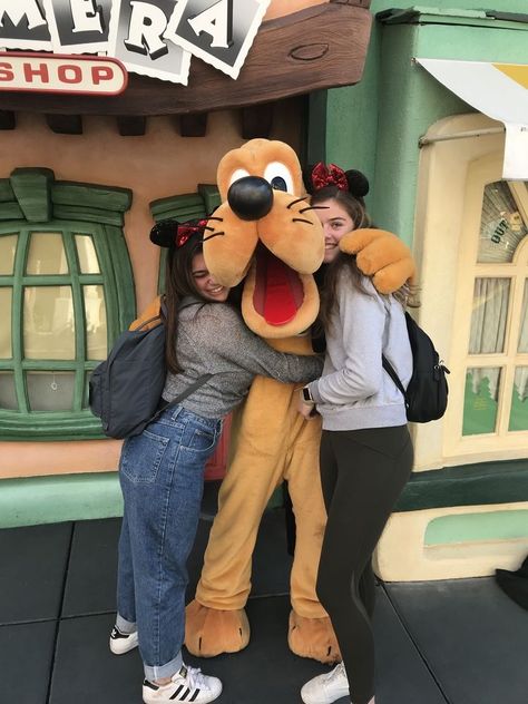 Best Friend Disneyland Pictures, Disney Pic Inspo Friends, Disney With Friends Aesthetic, Best Friends In Disney, Best Friend Disney Pictures, Disney Pics With Friends, Disneyland With Friends, Disney With Friends, Friends At Disney