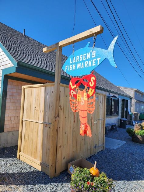 Larsen’s Fish Market is a popular restaurant located in Aquinnah, MA, USA. It is a seasonal staple in the area and is widely known for its delicious steamers, chowder, and lobster. The restaurant’s unique feature is its busy take-out window, where customers can quickly grab their favorite seafood dishes. As a seasonal staple, Larsen’s Fish Market attracts both locals and tourists during the warmer months. Lobster Restaurant, Lobster Fishing, Boston Restaurants, Seafood Market, Fish Market, Trunk Or Treat, Native American History, Ocean City, Seafood Dishes