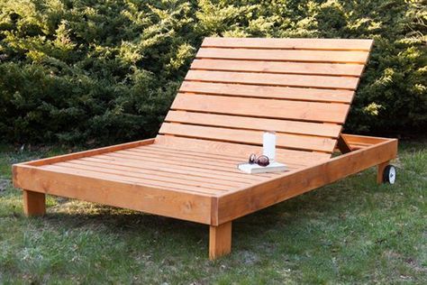 This DIY outdoor chaise lounge from ‘Black & Decker‘ is big enough for two Sofa Area Externa, Pallet Lounge, Outdoor Furniture Design, Outdoor Furniture Plans, Pallet Outdoor, Diy Garden Furniture, Chaise Lounges, Lounge Design, Pallet Furniture Outdoor