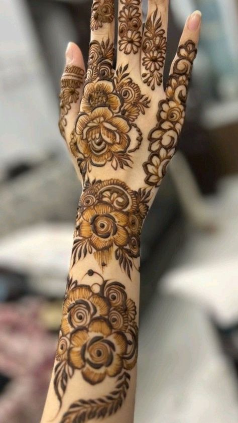 Henna Making, Beautiful Mahendi, Mehndi Pic, Bride Mehandi, Henna Crown, Engagement Hand, Front Mehndi Design, Khafif Mehndi Design, Legs Mehndi Design