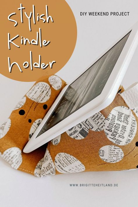 If you like to have your hands free (or warm under the blankets) while reading on your Kindle or phone, you need the Kindle holder! This mobile stand is an easy DIY weekend project and made in no time. After you’ve made one for yourself, you’ll want to make them for everyone and gift them this small bean bag for their devices. Pick your favorite Celestial fabric by Zen Chic and put some happiness out there! Cell Phone Pillow Stand Pattern, Kindle Holder For Bed Diy, Diy Kindle Stand, Bean Bag Phone Holder, Celestial Fabric, Sewn Gifts, Kindle Holder, Small Bean Bags, Book Holder Stand