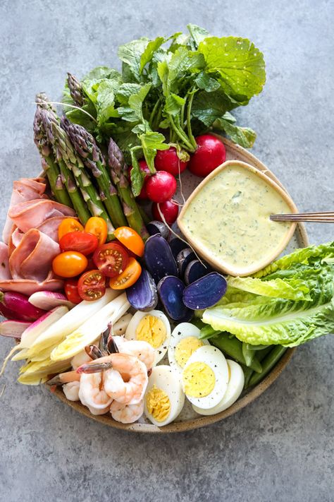 You may think that a Vegetable Crudités Platter doesn't need a recipe. But you can take it to the next step with this summer grand aioli with grilled scallions! | This platter has something for everyone: baby potatoes, romaine, asparagus, hard boiled eggs, cherry tomatoes, shrimp, radishes. Customize it to make it your own, but don't skimp on the homemade sauce. #summerrecipes #crudites #cruditeplatter #vegetables | www.feedmephoebe.com Small Crudite Platter Ideas, Crudites Platter Ideas, Scallion Aioli, Vegetable Platter Ideas, Crudite Platter Ideas, Crudités Platter, Crudite Platter, Vegetable Plate, Aioli Recipe