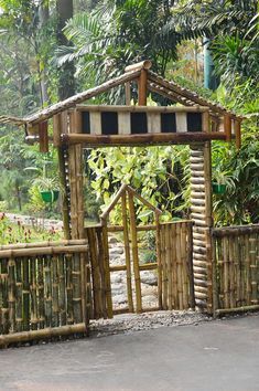 Bamboo Gate, Bamboo Store, Backyard Cafe, Bamboo Furniture Diy, Bamboo Garden Fences, Garden Gates And Fencing, Bamboo Diy, Entry Gate, Bamboo House Design