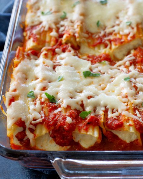 Make Ahead Manicotti Recipe, Italian Christmas Party, Manicotti Recipes, Homemade Manicotti, Easy Manicotti Recipe, Easy Italian Dinner, Pork Soup Recipes, Baked Manicotti, Manicotti Pasta