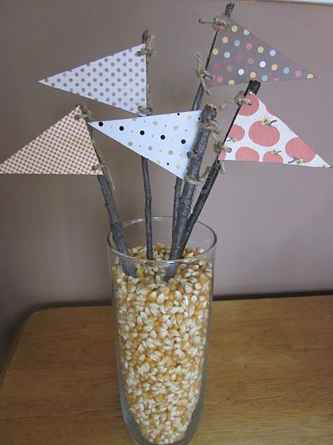 centerpiece Gold Centerpieces, Pennant Flags, Small Flags, Party Flags, Pennant Flag, Pennant Banners, World Crafts, Fall Centerpiece, Flag Decor