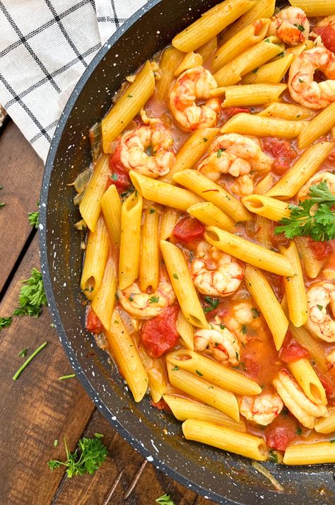 Saffron Shrimp Pasta, Saffron Pasta Recipe, Spanish Shrimp, One Pan Pasta, Large Fries, 20 Minute Recipes, 2000 Calorie Diet, Penne Pasta, One Pan Meals