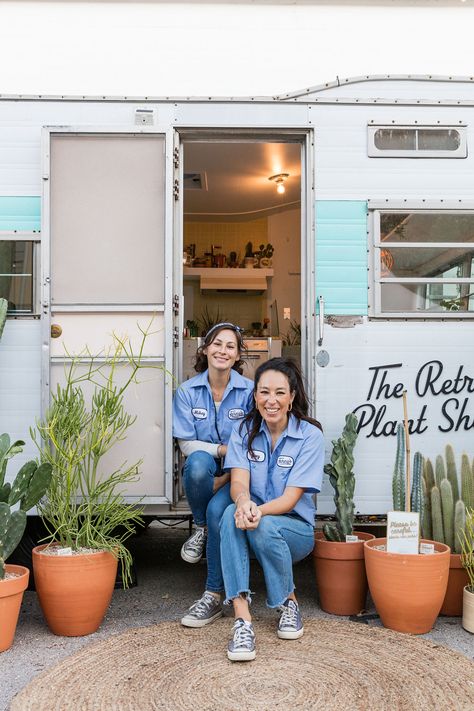 Joanna Gaines and Her Younger Sister Mikey McCall to Star in a New Magnolia Show Together Joanna Gaines Sisters, Younger Sister, Magnolia Market, Joanna Gaines, Pop Up Store, New Shows, Retro Inspired, Magnolia