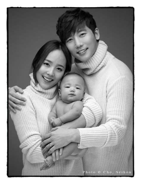 Star Couple Eugene and Ki Tae Young Welcome Their First Child | A Koala's Playground Studio Family Portraits, Family Photo Studio, Baby Family Pictures, First Family Photos, Family Studio Photography, Family Photos With Baby, Family Portrait Poses, Newborn Family Photos, Family Picture Poses