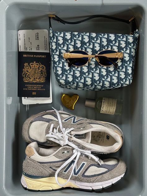 Shoes Off. Laptops Out. Airport Tray Photo Shoot? - The New York Times Airport Tray, Airport Baggage, Travel Tray, Airport Photos, Airport Security, Winter Inspo, Travel Items, Airport Style, Airport Outfit