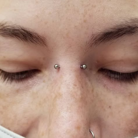 Facial Percinings, Nose Bridge Piercing, Nose Peircing, Pretty Poison, Bridge Piercing, Face Piercings, Cool Piercings, Facial Piercings, Cute Piercings