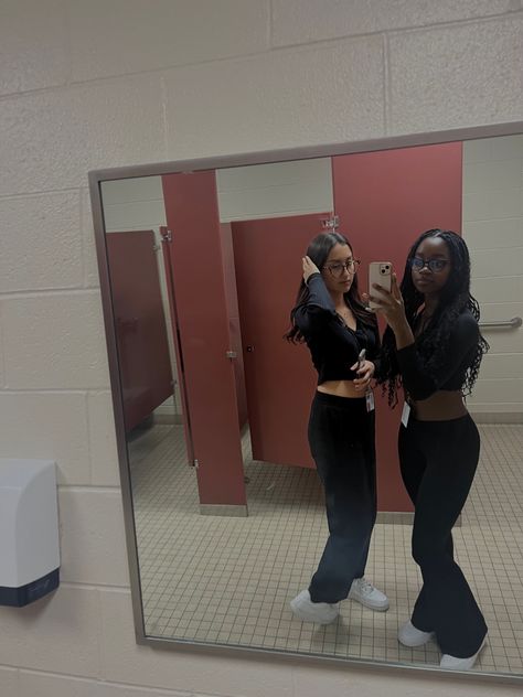 Duo Pics Black And White, Latina Friendship, Duo Goals, Black And White Besties, Duo Pics Black, Latina And Black Duo, Asian And Black Friends, Mexican And Black Duo, Duo Mirror Pics