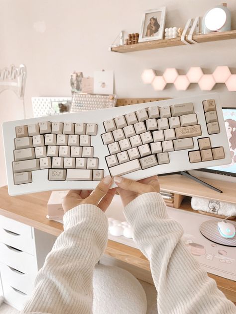 Cream Keyboard, Beige Vibe, Keyboard Aesthetic, Aesthetic Keyboard, Wfh Office, Custom Keyboard, Dream Desk, Switch Case, Nintendo Switch Case