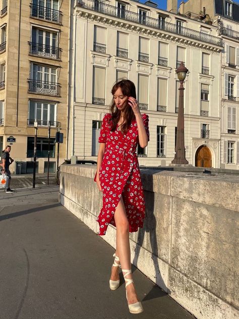 Quebec Outfits, Red Floral Dress Outfit, Summer Outfits French, Outfits Neutral Colors, French Girl Summer Style, Preppy Paris, Paris Capsule Wardrobe, French Girl Summer, Capsule Wardrobe Examples