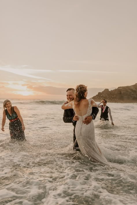 Fun Beach Wedding, Wedding Running, Wedding Ideas Backyard, Wedding Decor Beach, Simple Beach Wedding Ideas, Sunset Beach Wedding, Wave Photography, Small Beach Weddings, Beach Wedding Inspo