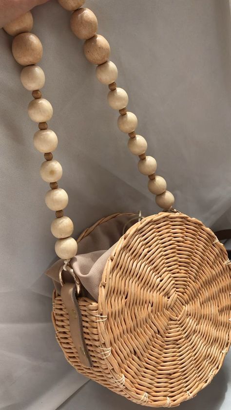 Circle Handbag, Woven Beach Bags, Round Straw Bag, Sac Diy, Wicker Bags, Baguio, Diy Handbag, Straw Handbags, Rattan Bag