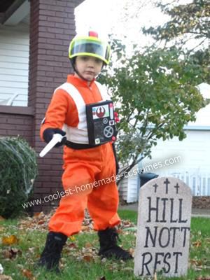 Homemade Luke Skywalker X-WIng Pilot Costume:  This costume and accessories were all homemade (except light saber)... Luke Skywalker Pilot Costume, X Wing Pilot Costume, Luke Skywalker Pilot, X Wing Pilot, Transformer Halloween Costume, Luke Skywalker Costume, Pilot Costume, Costume Works, Diy Kostüm