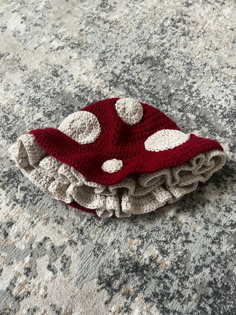 Leaf Hat Crochet, Crocheted Mushroom Hat, Crochet Hat Styles, Unusual Crochet Patterns, Large Crochet Mushroom, Crochet Mushroom Hat Free Pattern, Giant Crochet Mushroom, Cute Crochet Accessories, Mushroom Crochet Hat