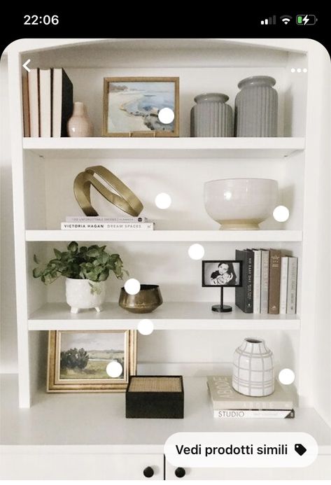 Bookshelves Styling, Style Shelves, Styling Bookshelves, Built In Shelves Living Room, Shelf Decor Living Room, Living Room Built Ins, Styling Shelves, Decorating Bookshelves, Bookshelves In Living Room