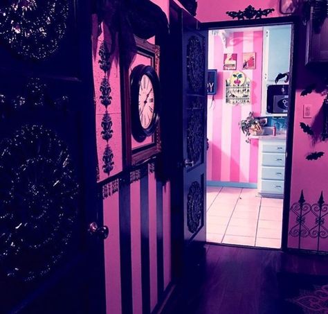 Gothic Homemaking Goth Salon, Goth Mansion, Pastel Goth Room, Goth Apartment, Monster High House, Gothic Homes, Goth House, Goth Room, Goth Bedroom