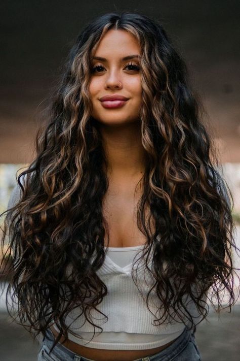 Highlight Ideas, Dark Curly Hair, Natural Curly Hair Cuts, Highlights Curly Hair, Black Hair Balayage, Chocolate Brown Hair Color, Perfect Hair Color, Brown Curly Hair, Dark Hair With Highlights