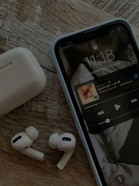 Listening To Music Aesthetic Airpods, Musique Aesthetic Spotify, Airpod Pro Aesthetic, Aesthetic Listening To Music, Music Listening Aesthetic, Earpods Aesthetic, Listen To Music Aesthetic, Listening Music Aesthetic, Music Profile Picture