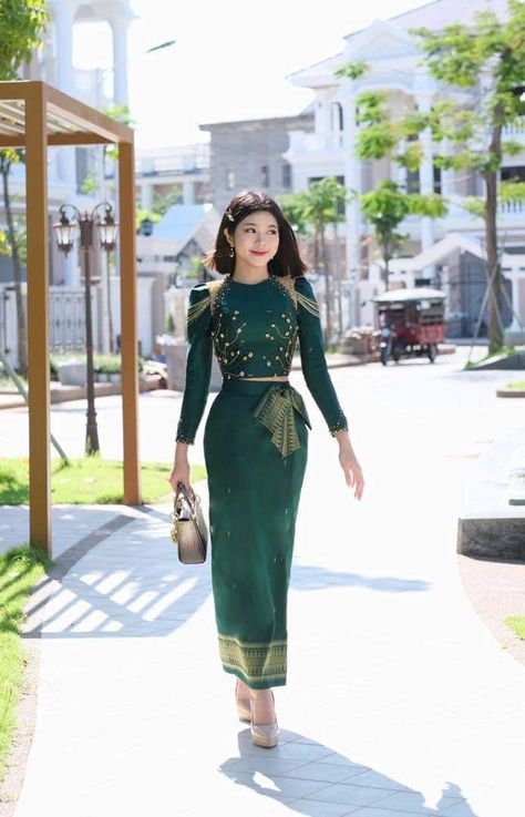 Beautiful cambodia dress ❤️🇰🇭 Cambodia Dress, Khmer Clothes, Long Skirt Top Designs, Long Skirt And Top, Cambodian Dress, Khmer Dress, Thai Fashion, Burmese Clothing, Traditional Dresses Designs