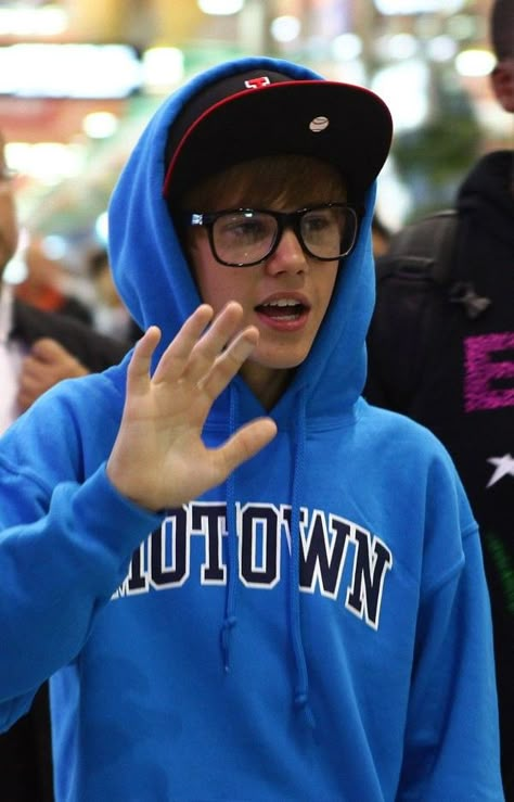 Justin Bieber Glasses, 2010 Aesthetic, Justin Bieber My World, Justin Bieber Photoshoot, Justin Bieber Smile, Beiber Fever, Bieber Selena, Justin Bieber Outfits, Justin Bieber Images