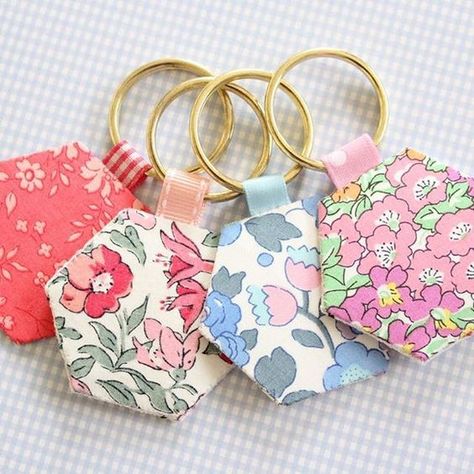 Scrap Fabric Ideas - Hexie keyrings, they're such a quick and easy make and are great gifts for crafty friends! #mollyandmama Scrap Fabric Ideas, Holiday Hand Towels, Penanda Buku, Sac Diy, Scrap Fabric Projects, Quilt Retreat, Handmade Keychain, Fabric Ideas, Hexagon Quilt