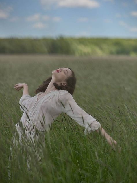 -P I N T E R E S T//DearAutumn- Nature Photoshoot, Pose Fotografi, Metal Welding, Trik Fotografi, Natural Beauty Tips, Nature Girl, 인물 사진, The Grass, Photography Inspo