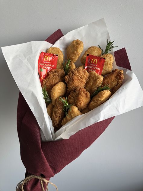 Chicken Nugget Bouquet, Chicken Birthday, Food Bouquet, Edible Bouquets, 귀여운 음식 그림, Gift Ideas Birthday, Chicken Nugget, Birthday Bouquet, Food Goals