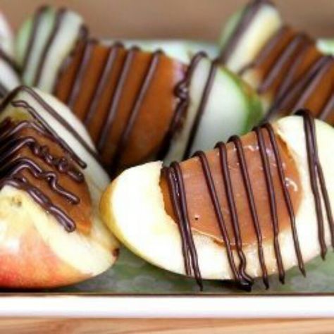 Easy caramel apples Caramel Apple Slices, Board Meeting, Köstliche Desserts, Caramel Apple, Yummy Sweets, Apple Slices, Camping Meals, Eat Dessert, Sweets Treats