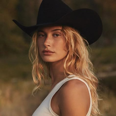 Cowgirl Photoshoot, Hailey Rhode Baldwin, Foto Cowgirl, Cowgirl Photo, Western Photoshoot, Miley Stewart, Looks Country, Chapeau Cowboy, Cowgirl Aesthetic